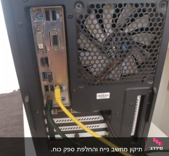 חלק אחורי של מחשב עם כבלים מחוברים